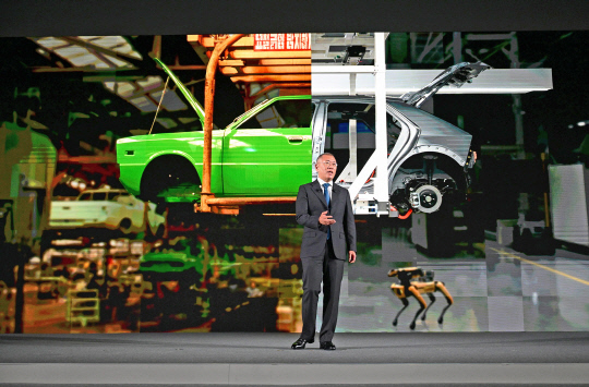 정의선 현대자동차그룹 회장이 13일 울산공장에서 열린 '전기차 전용공장' 기공식에서 발언를 하고 있다. 현대차그룹 제공